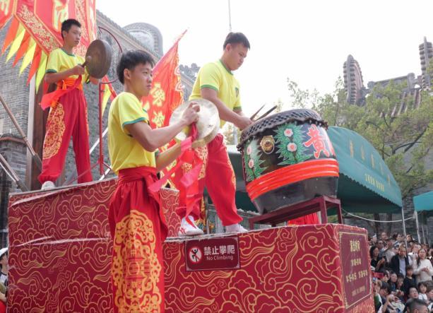 舞狮表演中 舞狮表演中