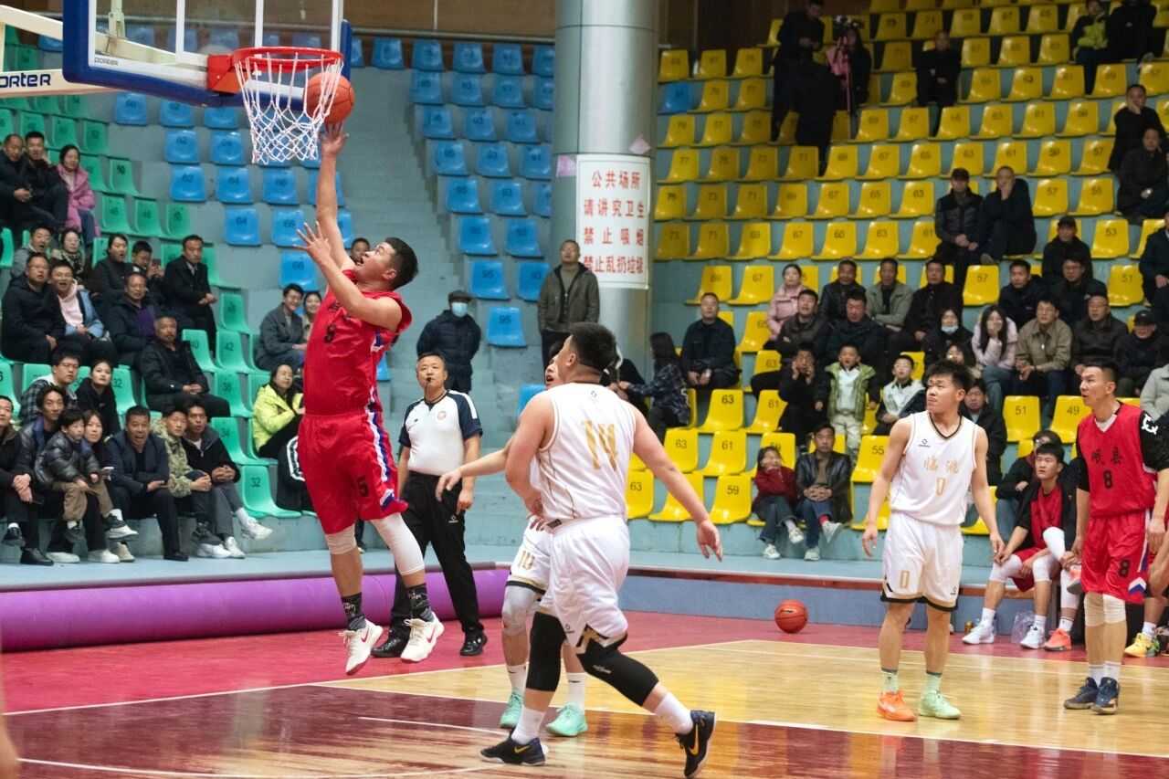 图1  人文学院党员教师赛事服务掠影