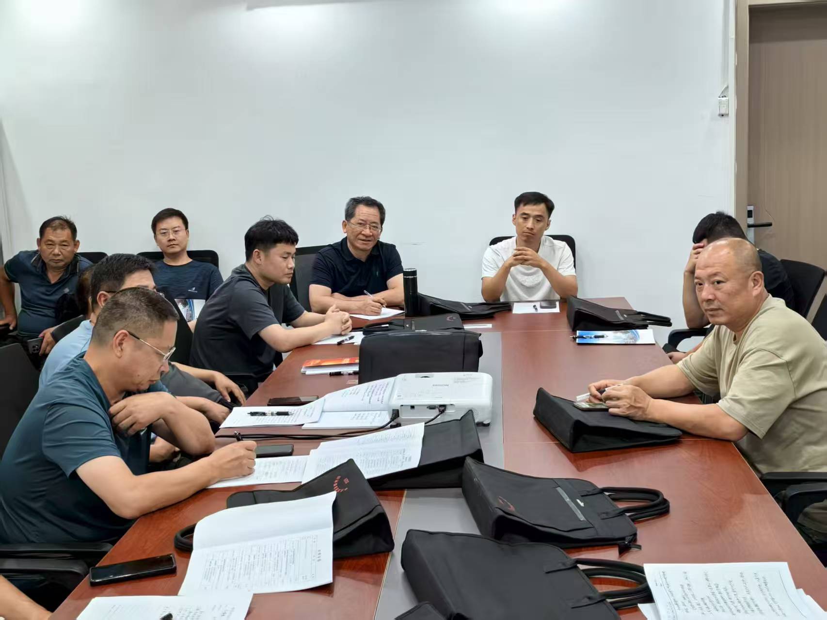 参加驻村干部工作交流研讨1 参加驻村干部工作交流研讨1