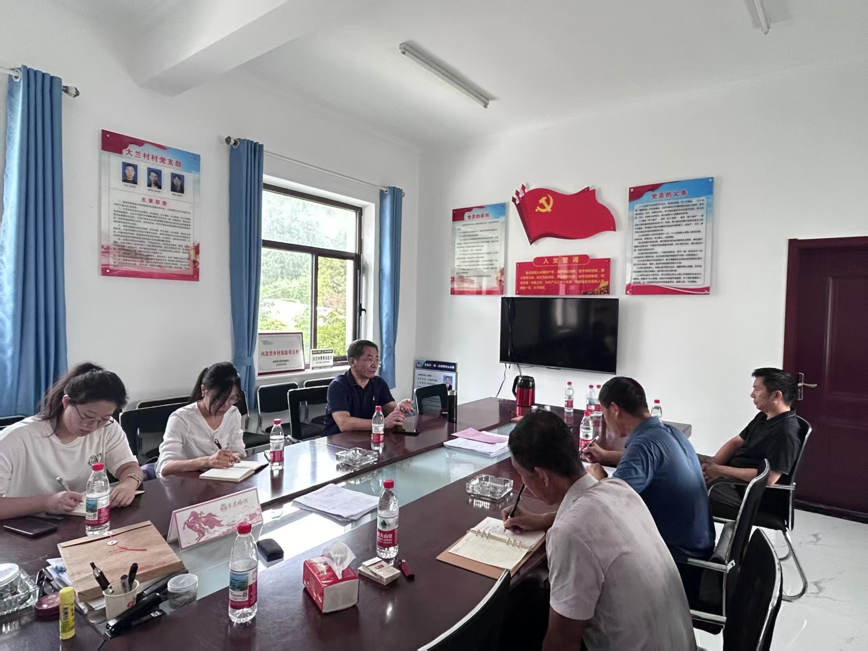 师生党支部与大兰村两委会成员、驻村工作队成员座谈交流 师生党支部与大兰村两委会成员、驻村工作队成员座谈交流