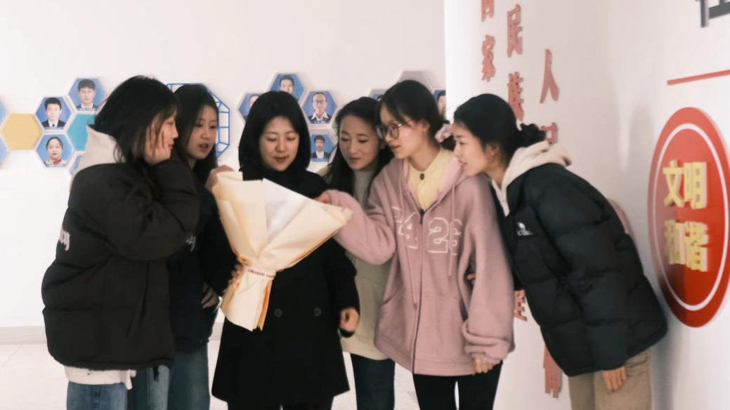 图3：邢燕老师（左三）与学生交流