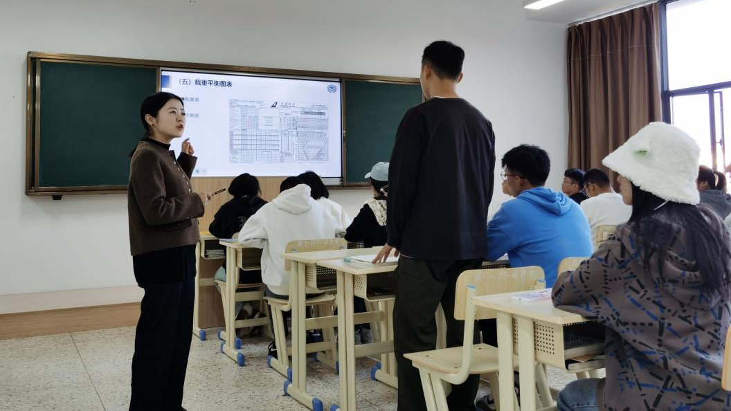 图1：邢燕老师开展课堂教学