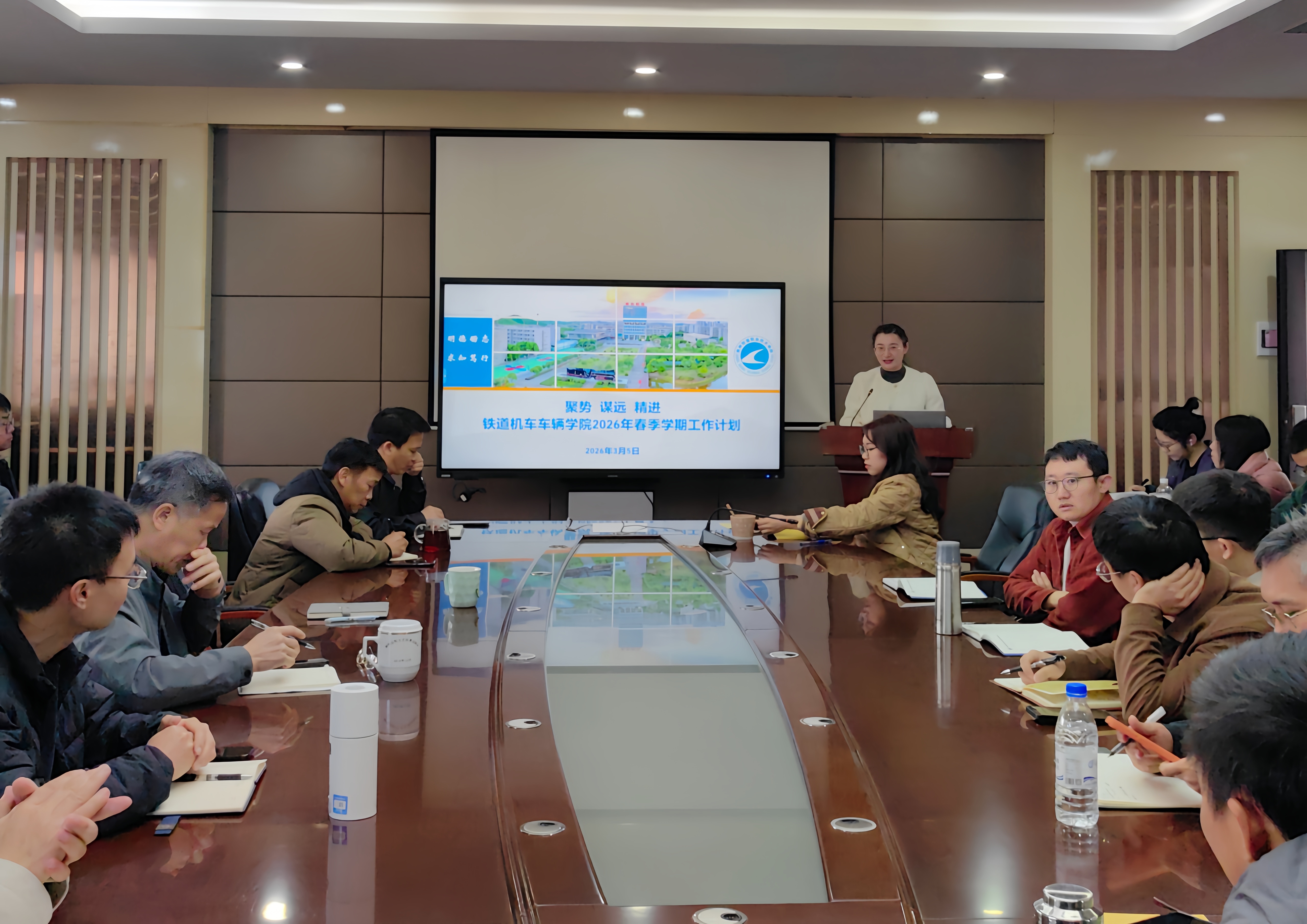 学院院长侯娜娜讲话