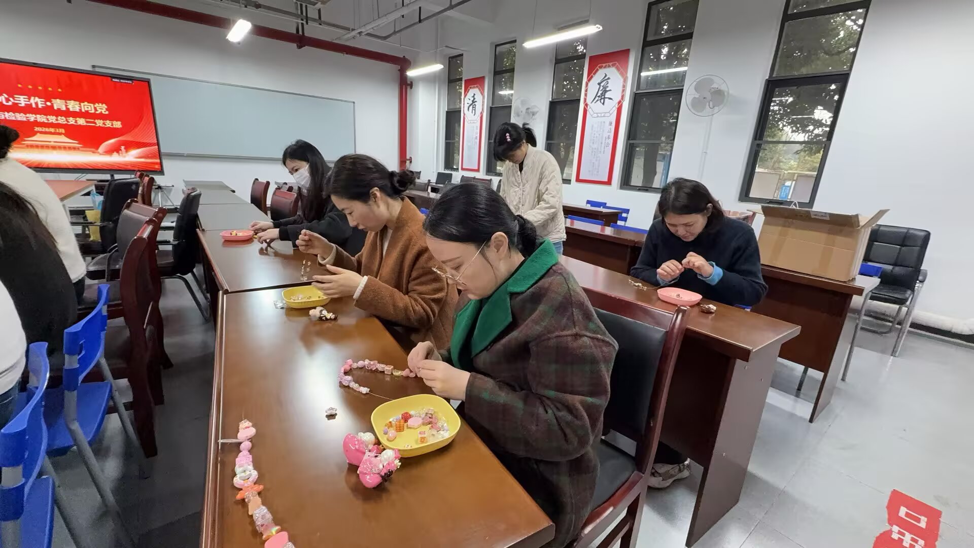 第二支部在药检学院会议室开展手工活动2