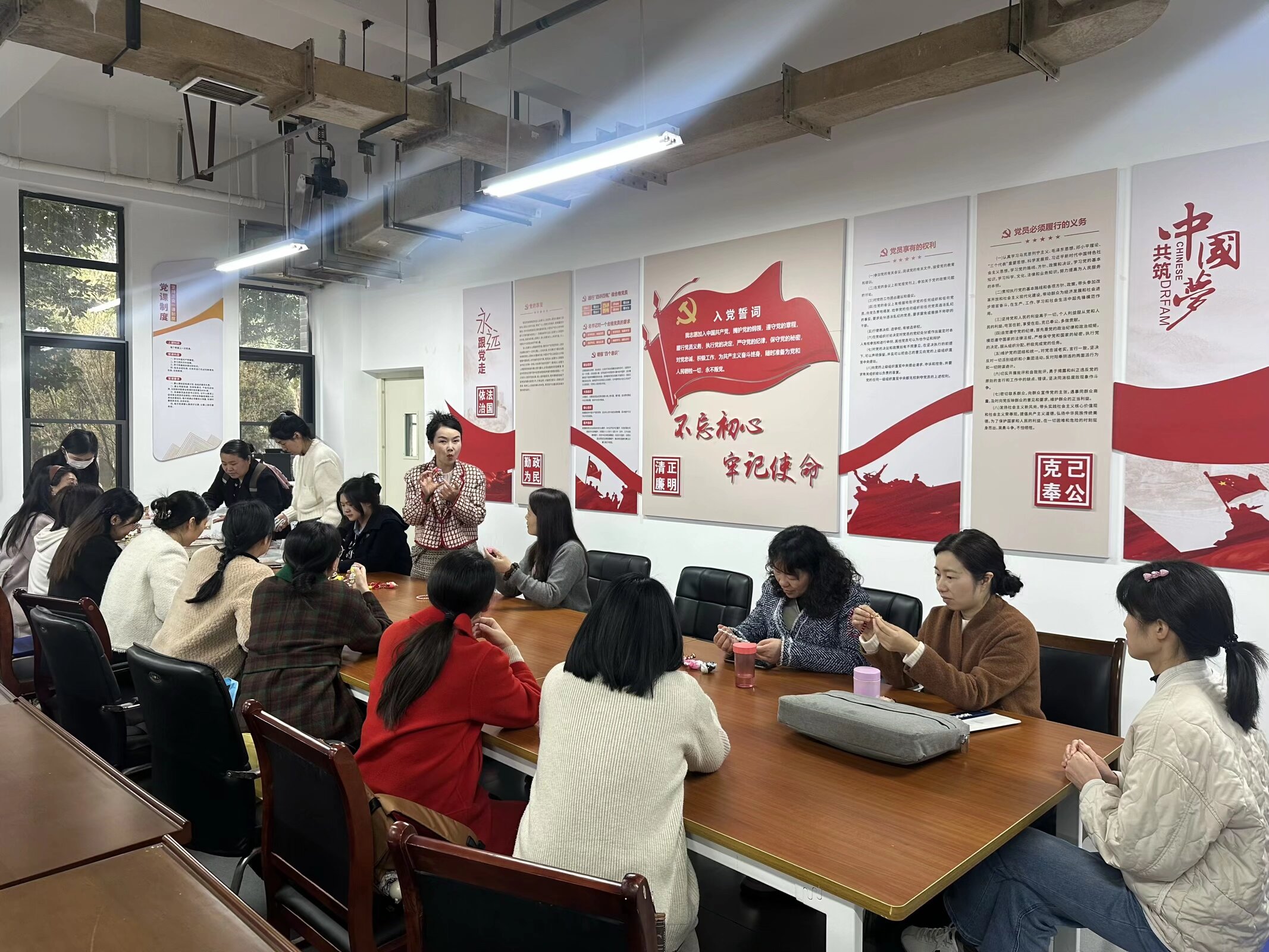 第二支部在药检学院会议室开展手工活动1