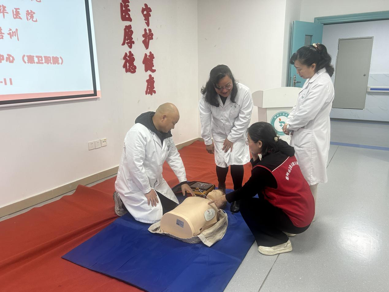 老师们分步示范各项技能的标准动作