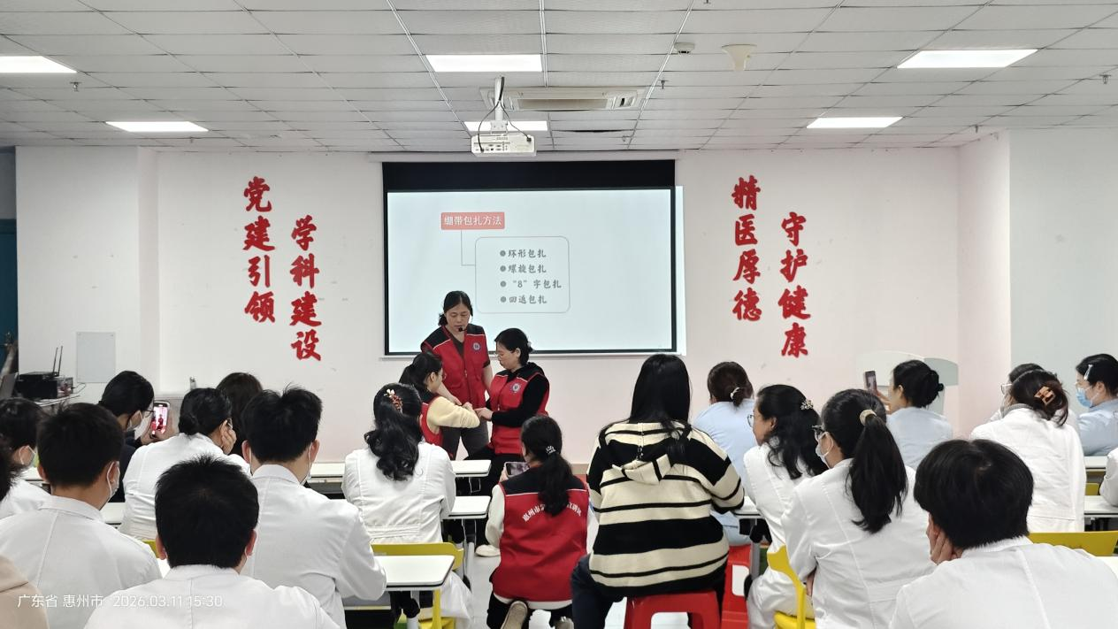 主讲老师细致讲解操作原理