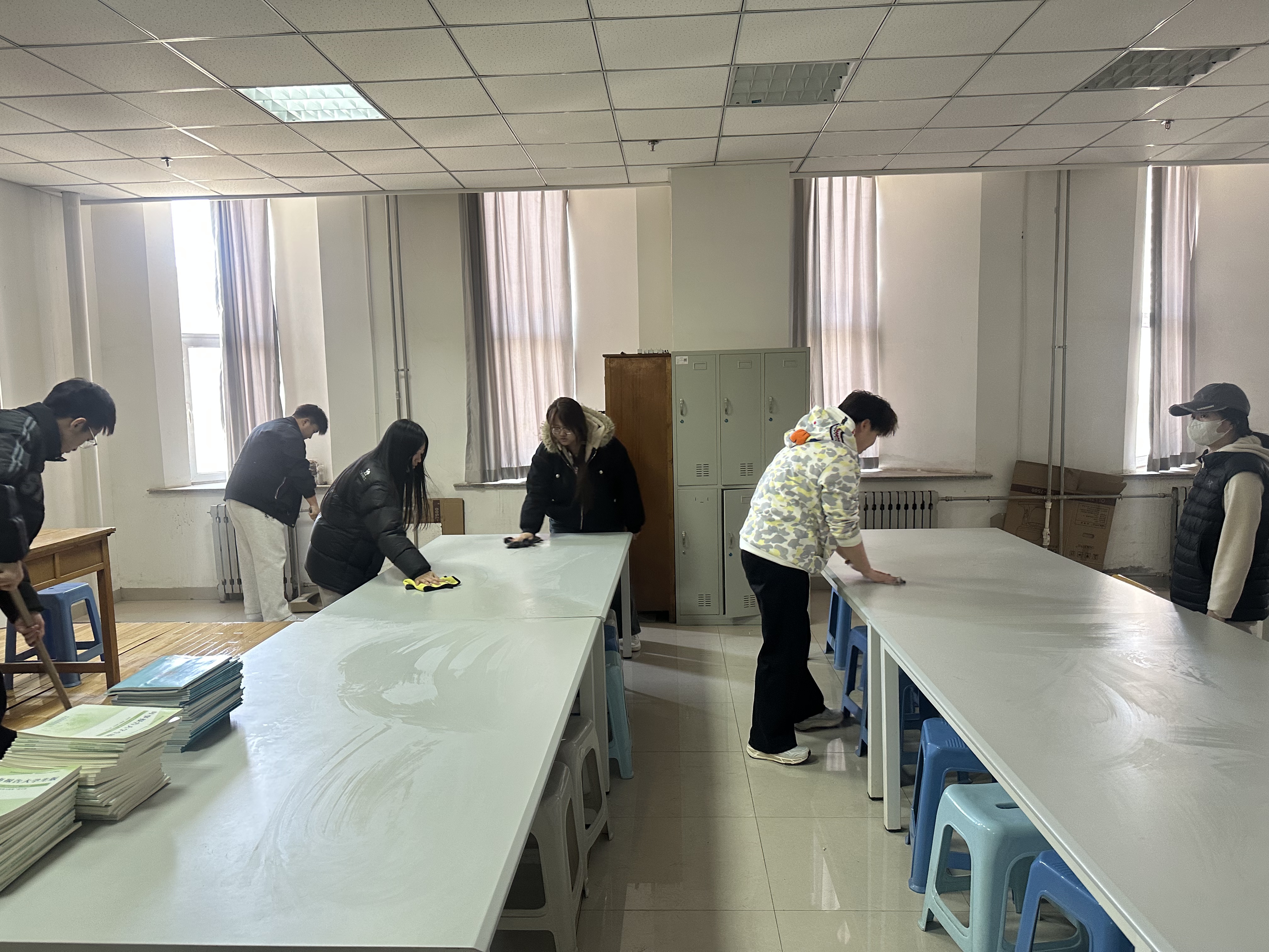 志愿者清扫实训室2