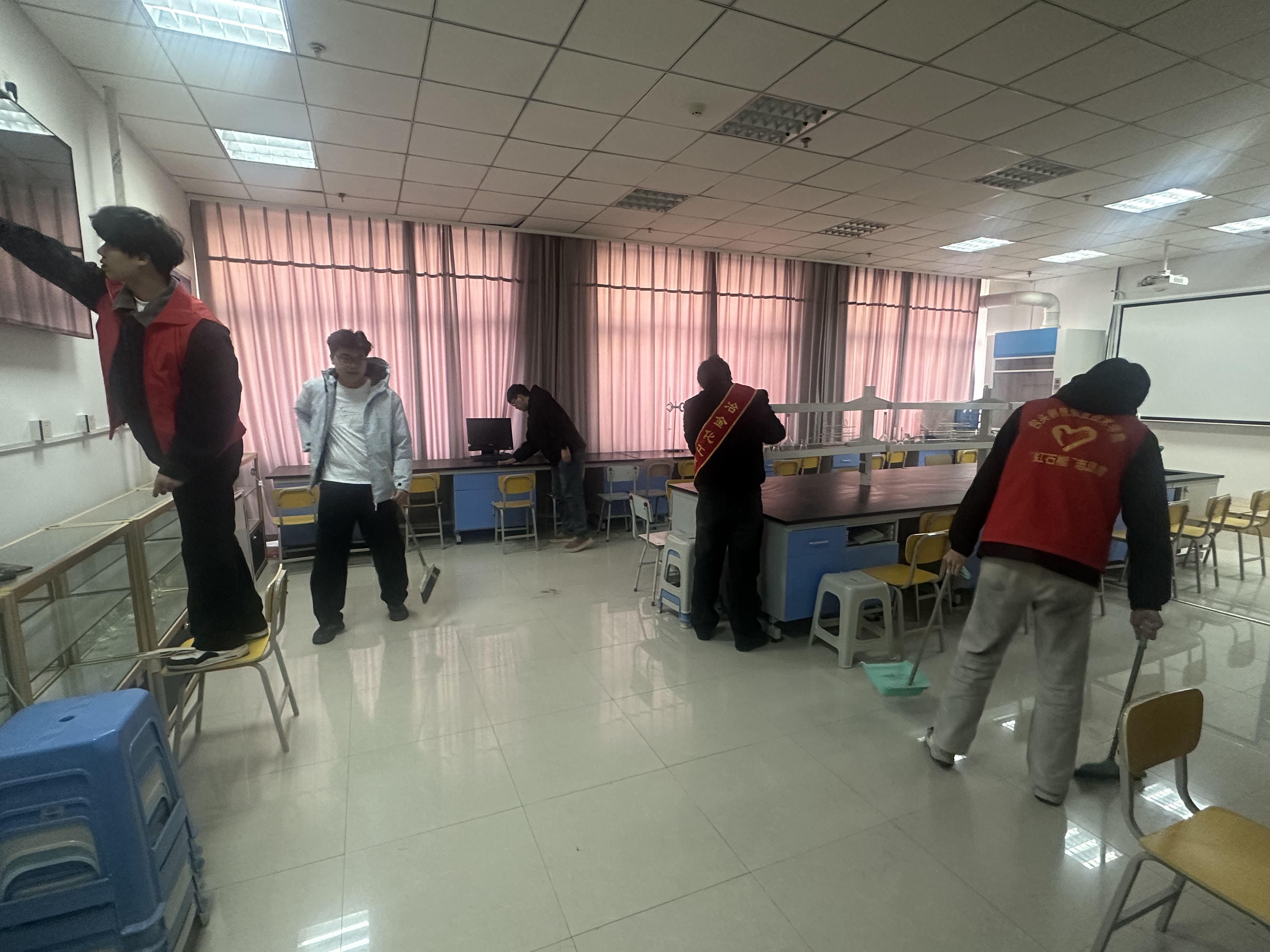 志愿者整理实训室