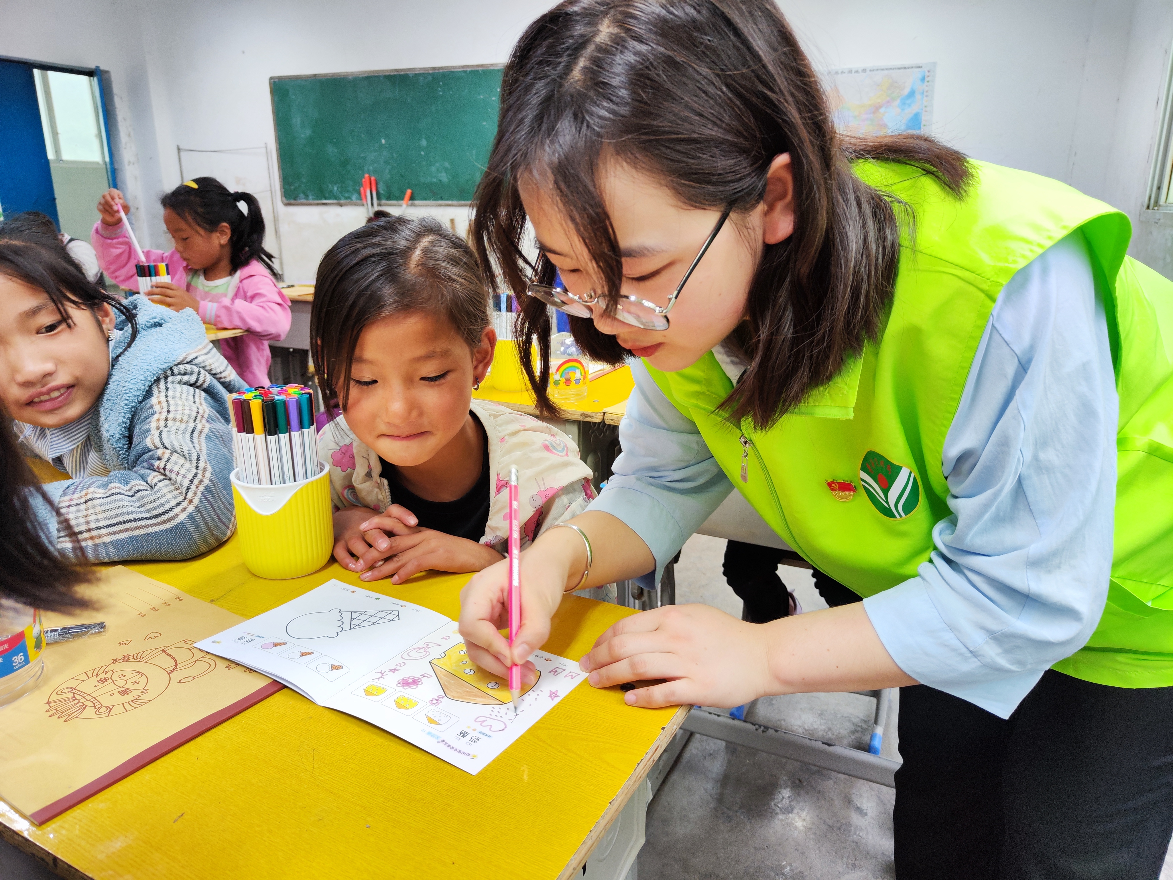 优秀毕业学子阮佳玉在大凉山山区小学支教 优秀毕业学子阮佳玉在大凉山山区小学支教