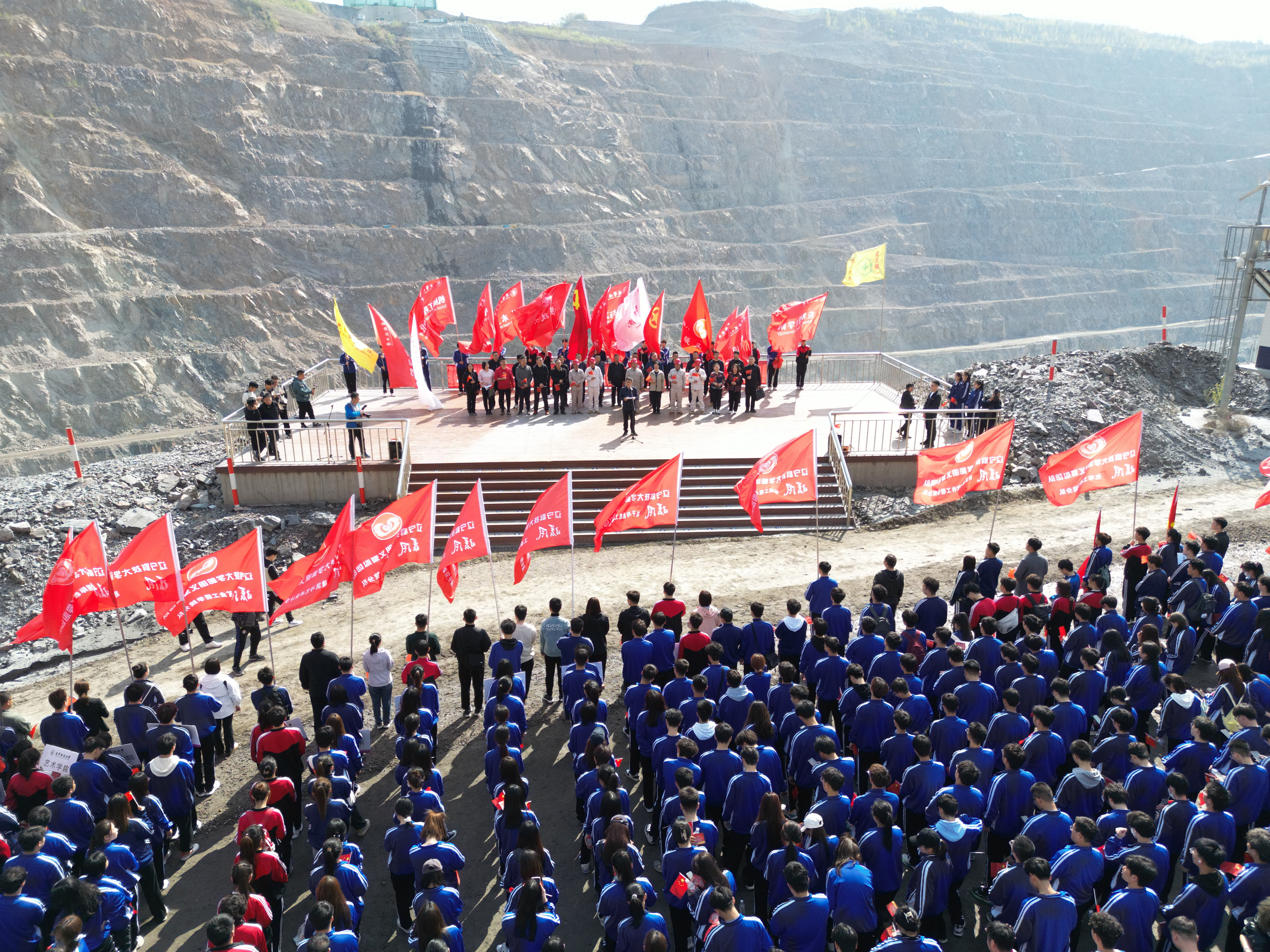 2024年4月14日,组织近千名师生“跟着郭明义走矿山路”活动 2024年4月14日,组织近千名师生“跟着郭明义走矿山路”活动