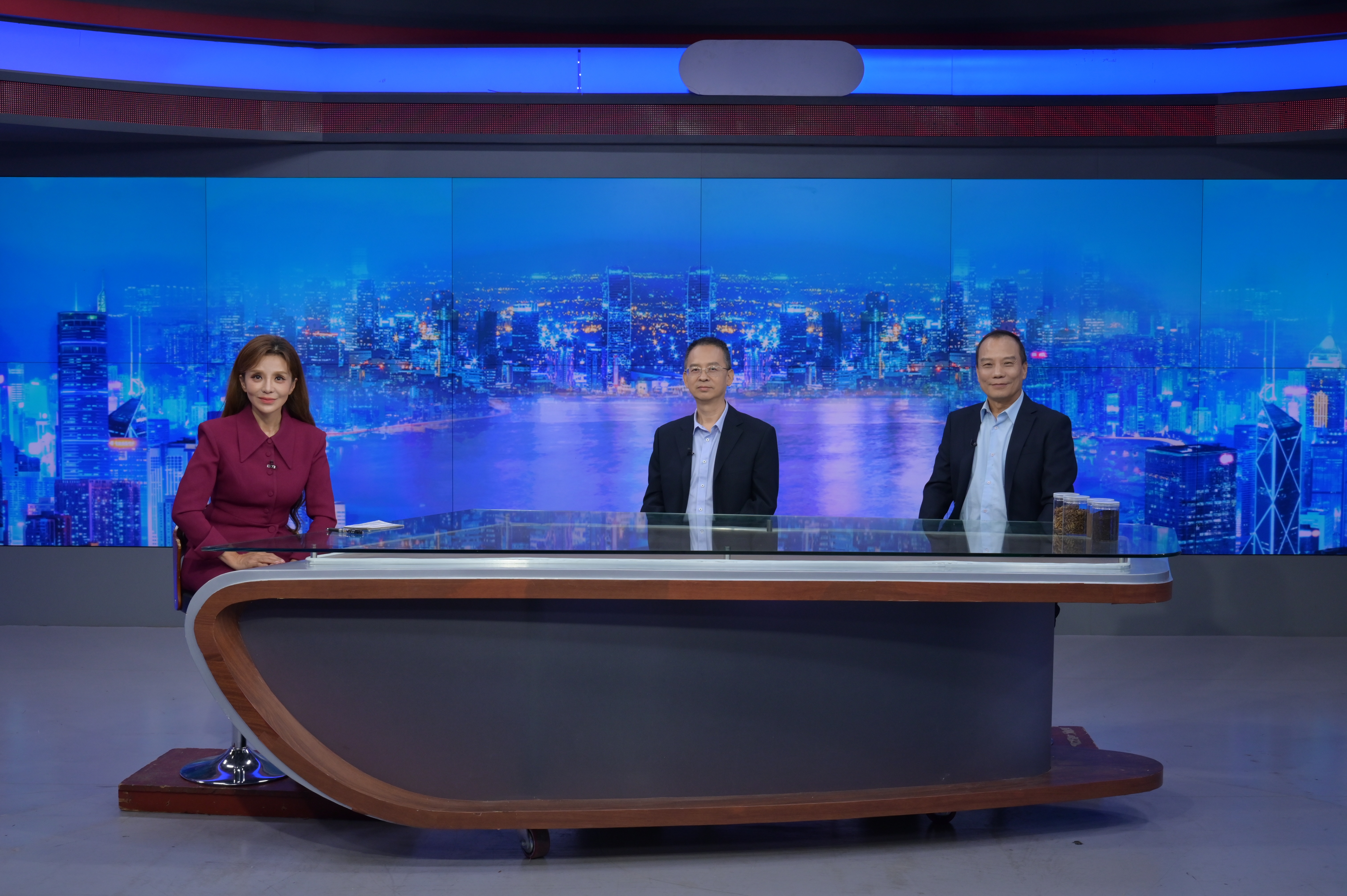 图1 曹永长教授团队接受朱迅专访 图1 曹永长教授团队接受朱迅专访