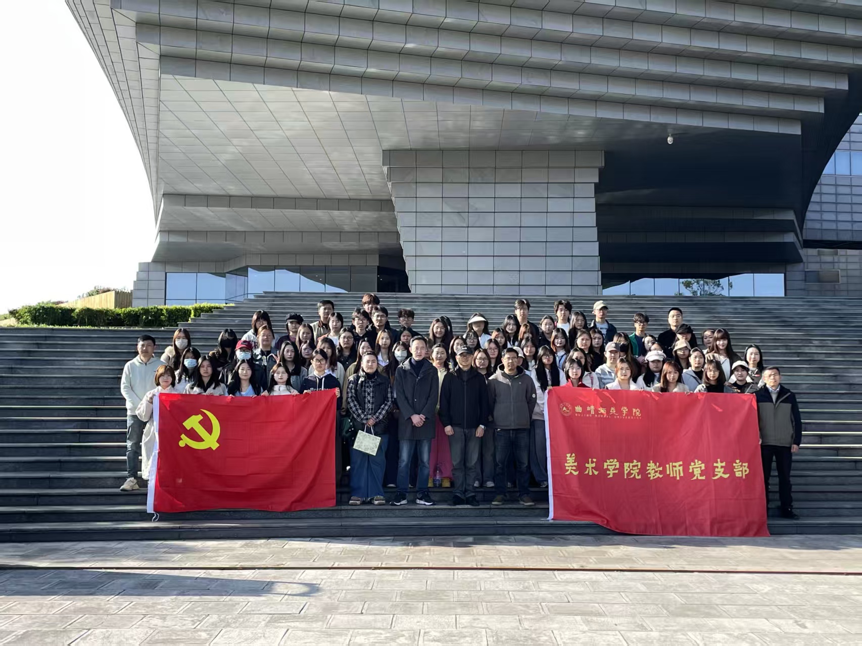 服务“曲靖五张名片”主题毕业设计调研合影 服务“曲靖五张名片”主题毕业设计调研合影