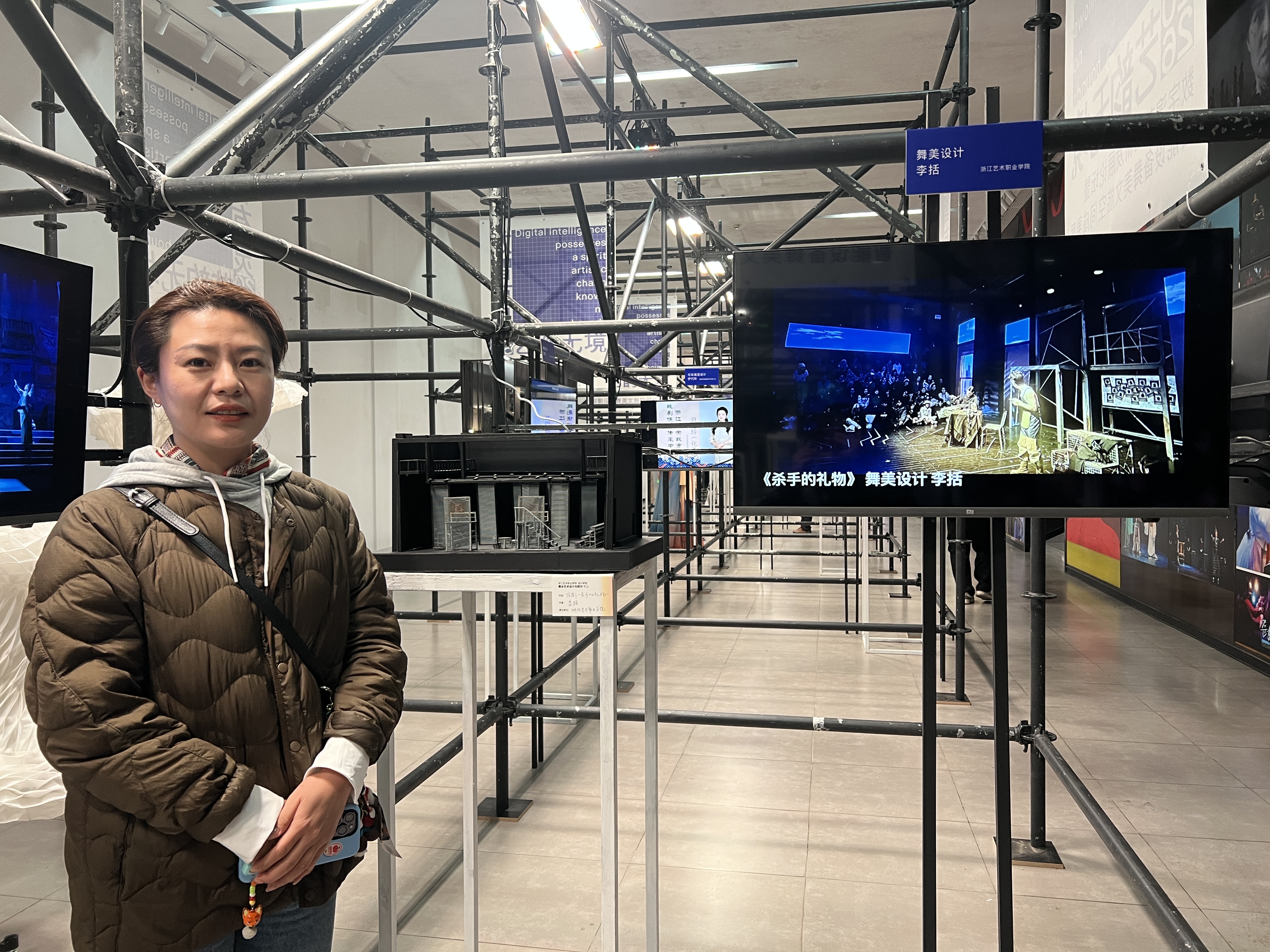 党员教师李括的舞美设计作品参展