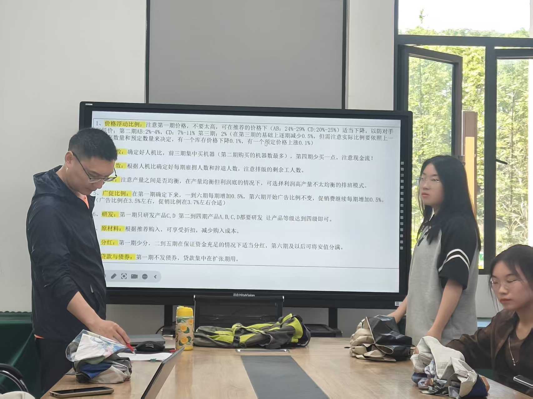 图2 党员教师讲解参赛策略 图2 党员教师讲解参赛策略