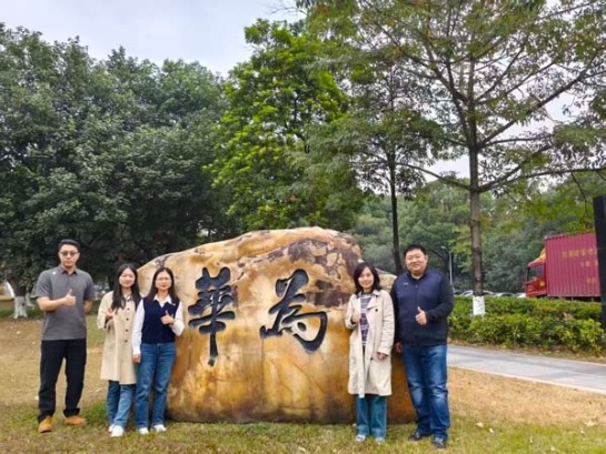 在华为南方基地合影 在华为南方基地合影