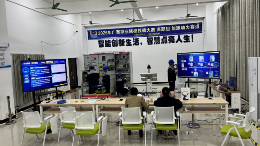 支部教师指导学生备赛现场