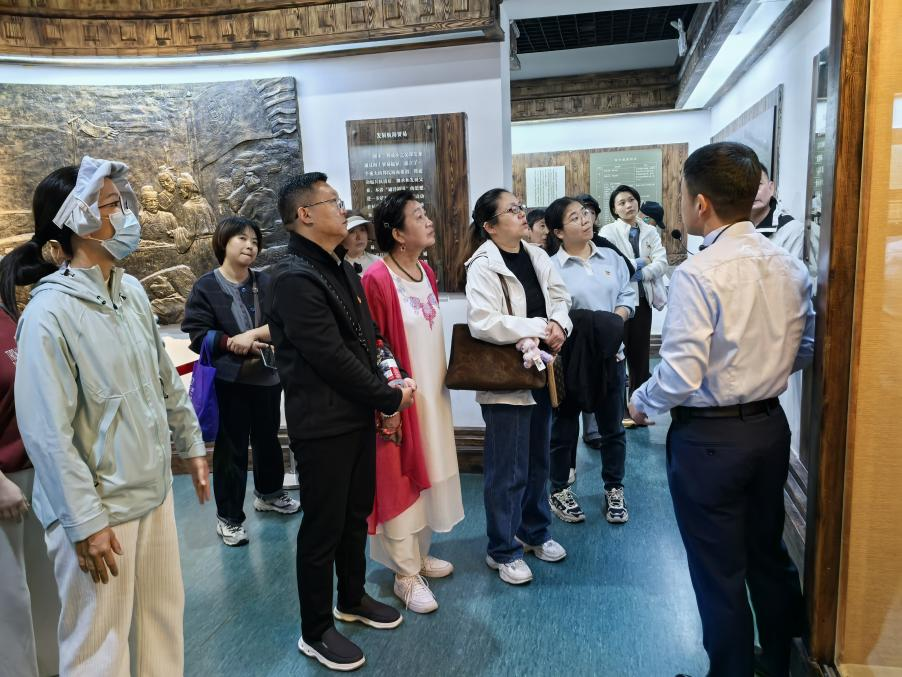 “铸牢中华民族共同体意识”主题党日活动参观图片图片