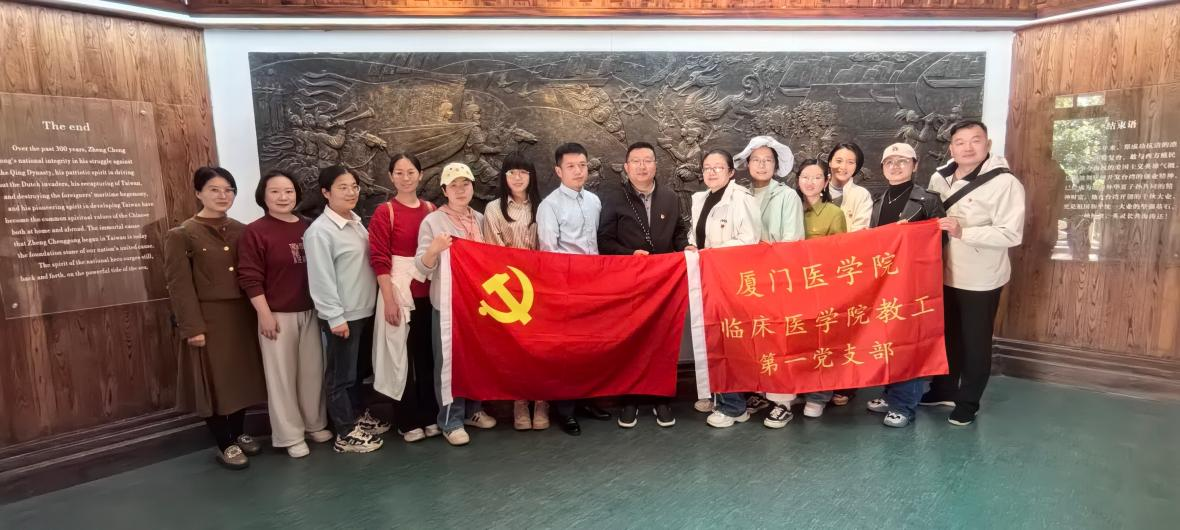 “铸牢中华民族共同体意识”主题党日活动参观与讲解员合影