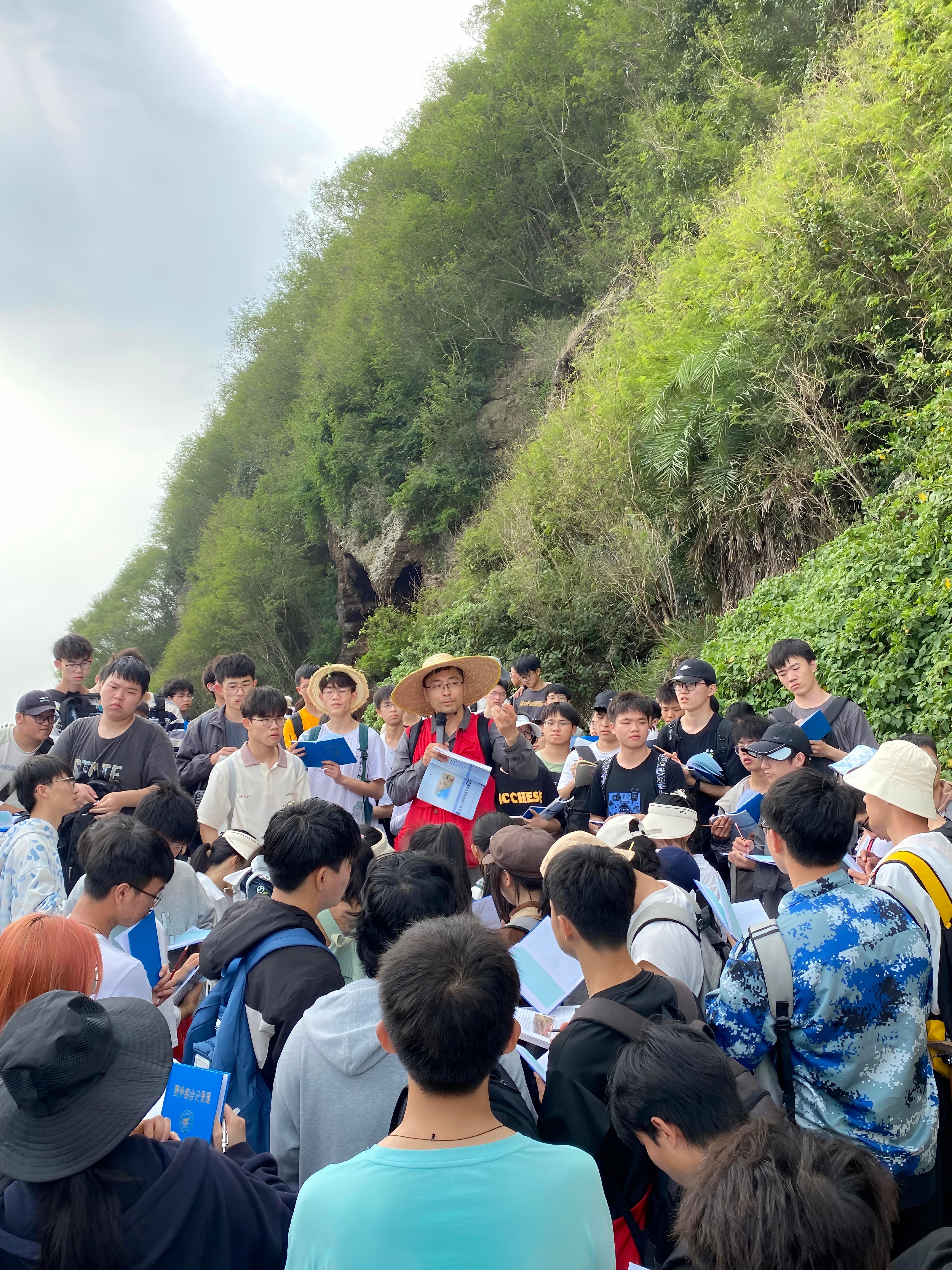 支部党员教师在野外实践现场讲述“地质报国”故事