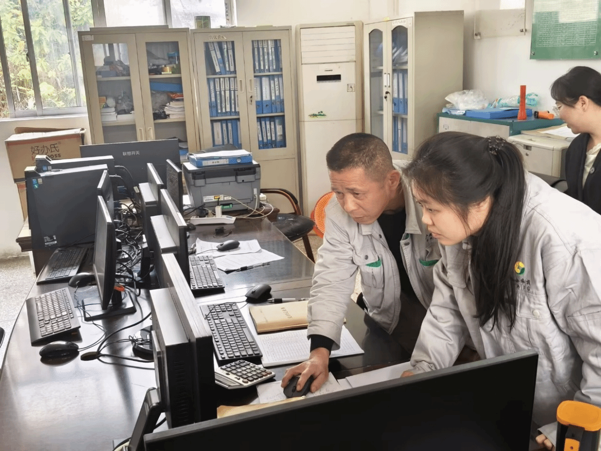 刘丹柳协助整理台账