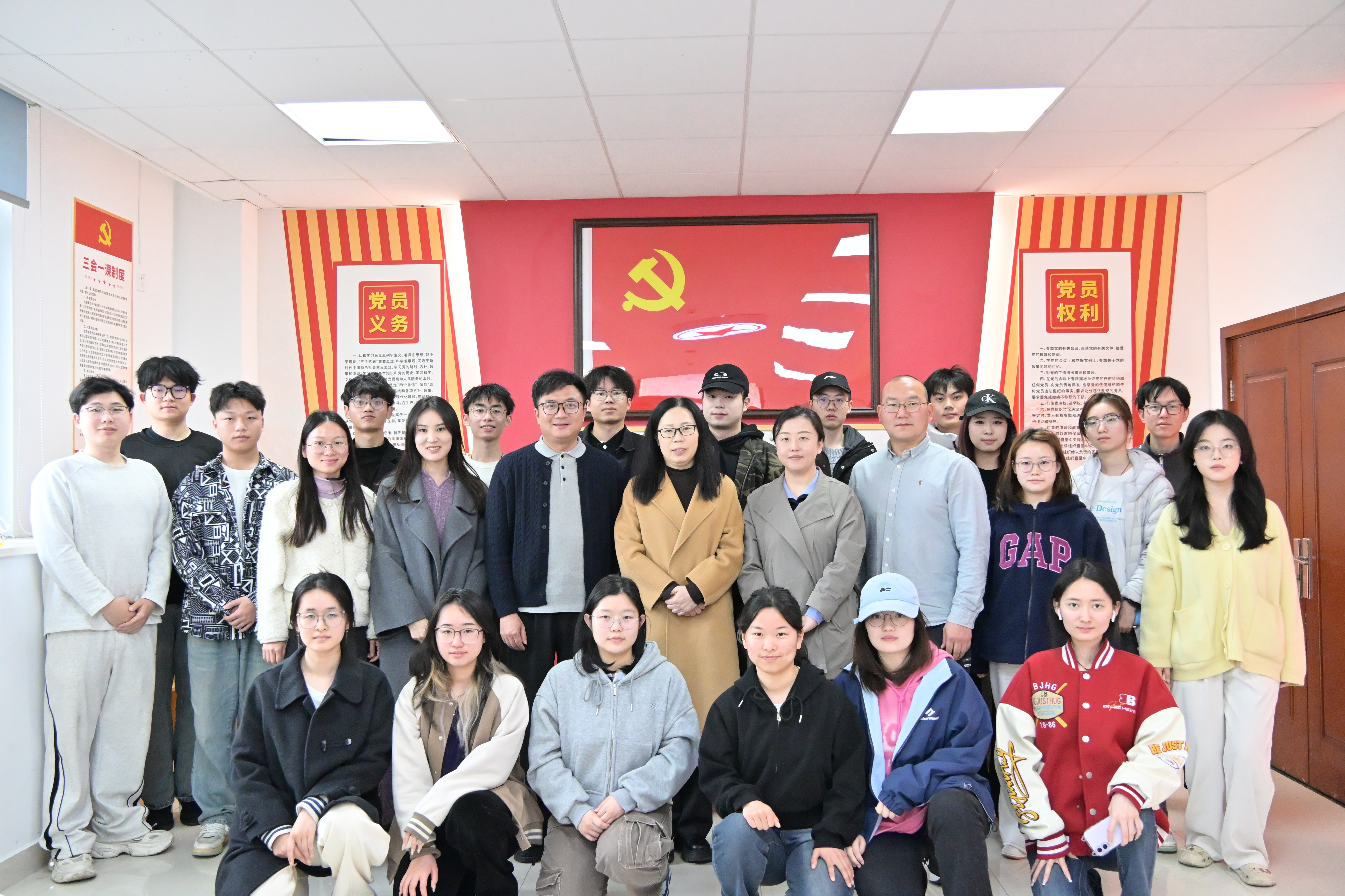 土建学院开展“午餐师说·心灵对话”活动师生合影