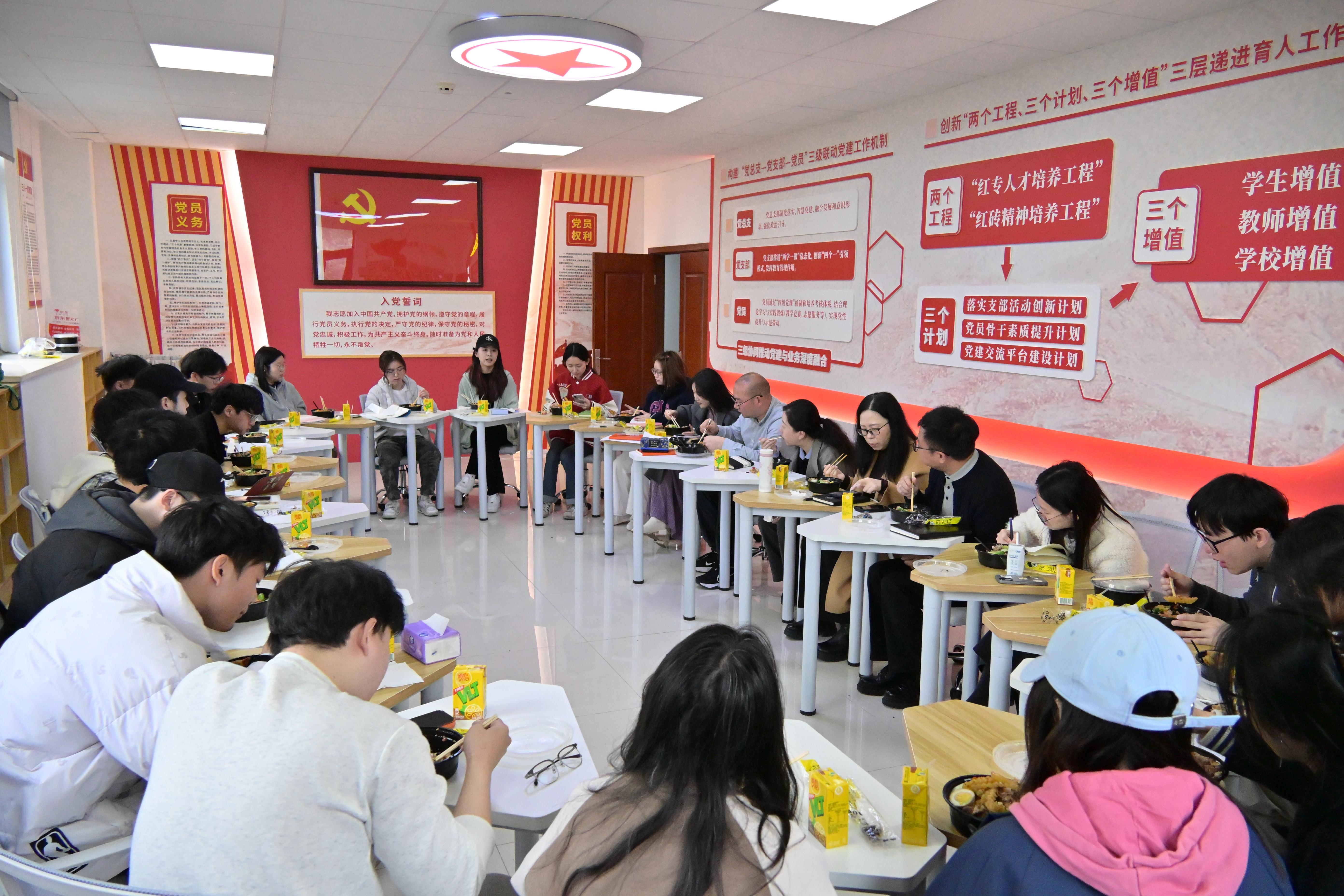 土建学院“午餐师说·心灵对话”活动现场