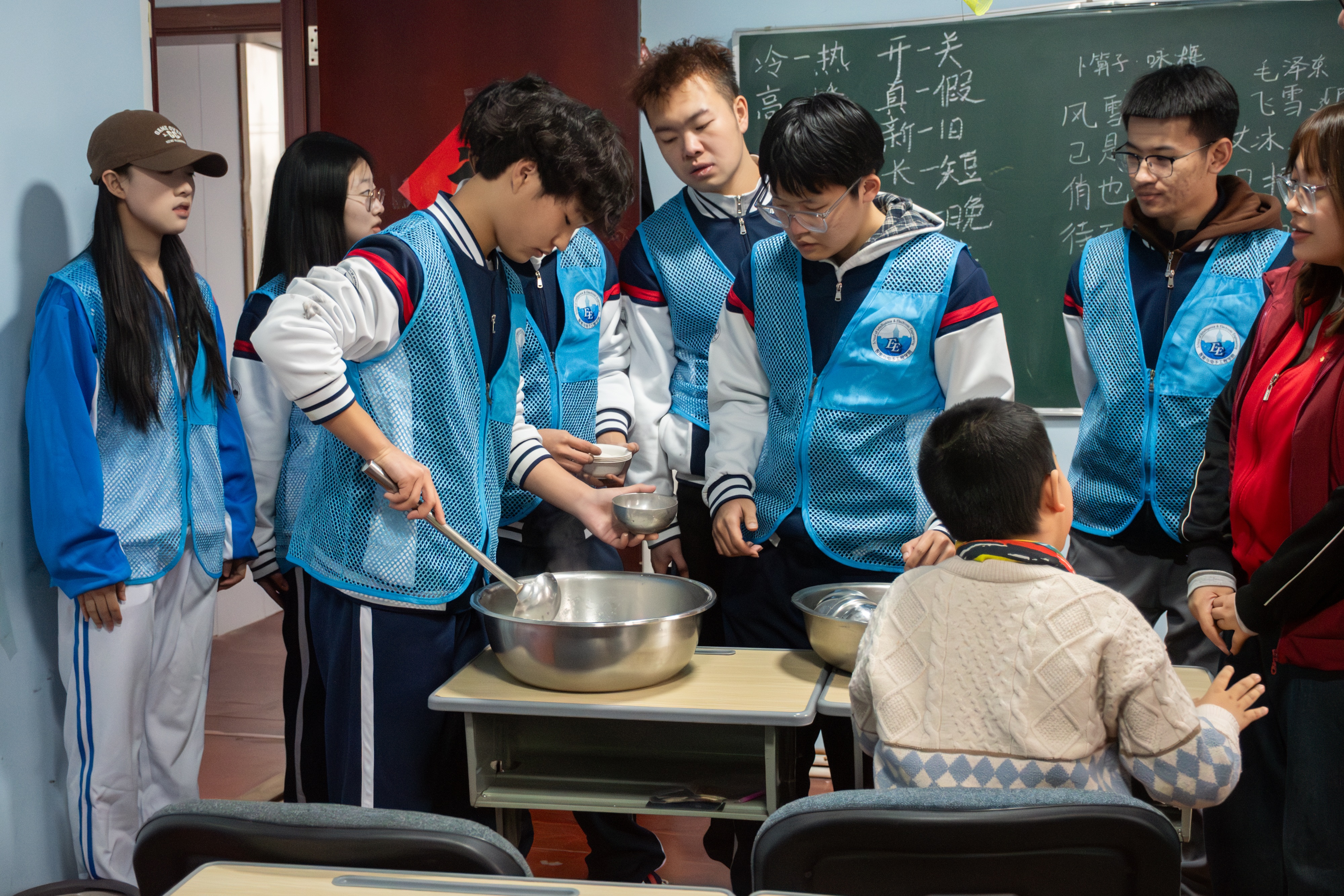 电子与机器人工程系第一党支部开展“学雷锋”系列主题党日活动