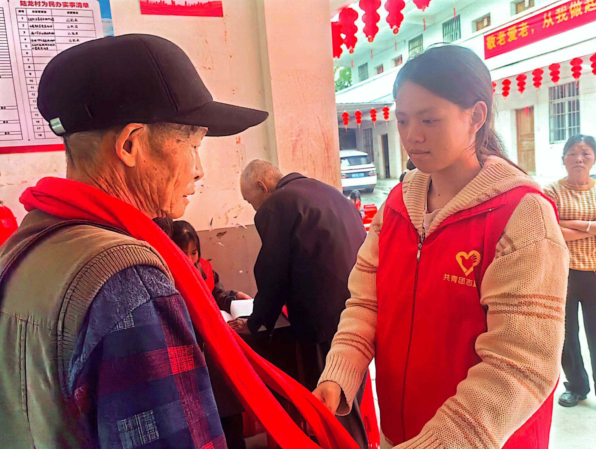 陈思宇为孤寡老人送温暖