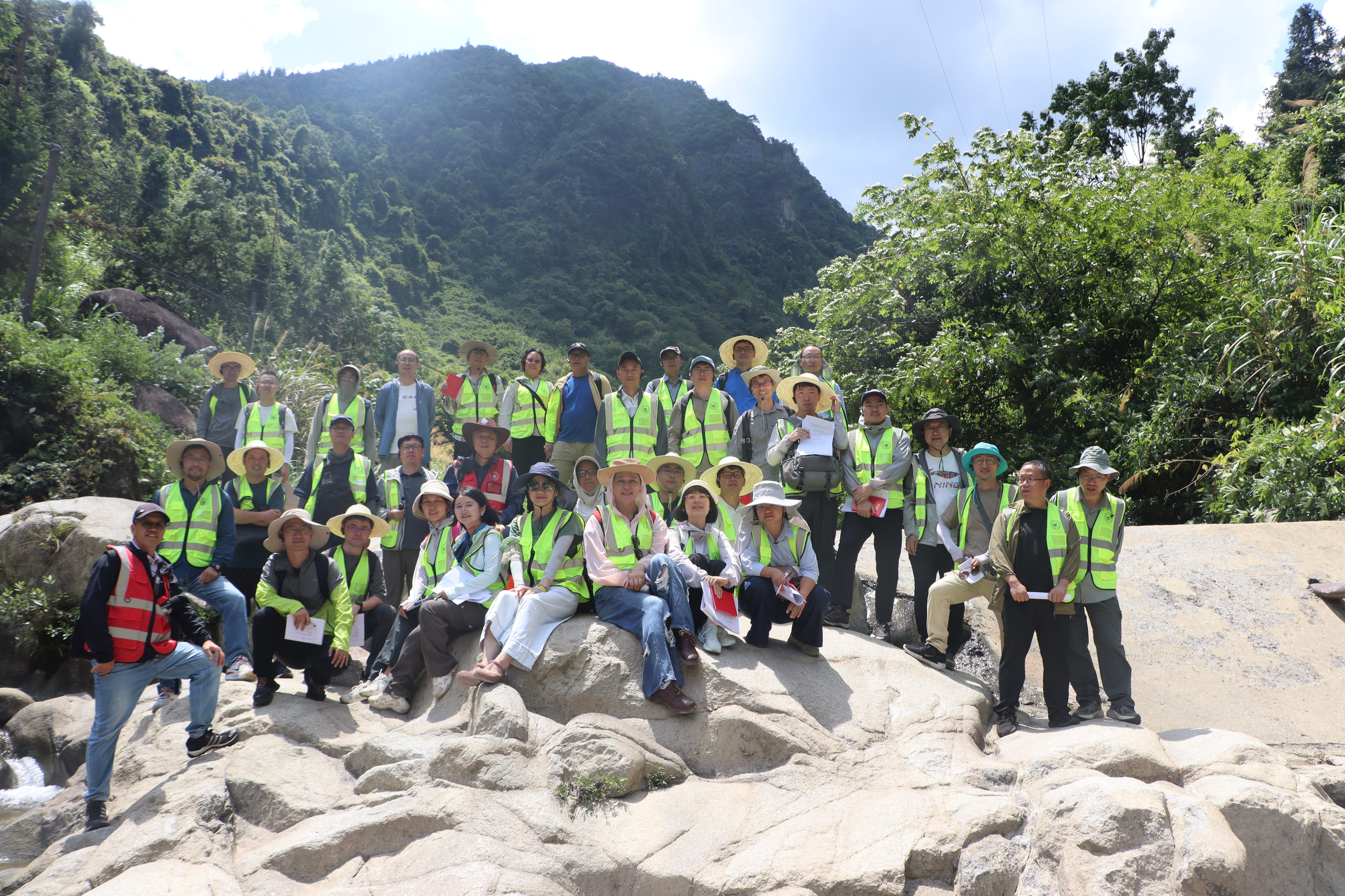 支部党员教师深入灌阳实习基地进行填图实习集体备课