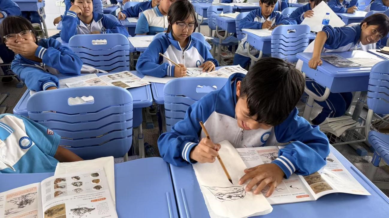 澜沧县糯扎渡镇中学《观自然·绘山水》 澜沧县糯扎渡镇中学《观自然·绘山水》