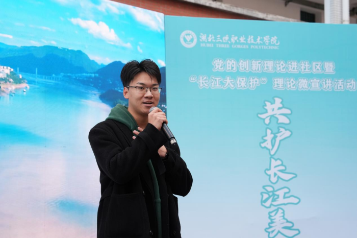 康养与护理学院学生邓志轩《至此平湖，碧水东流》.png