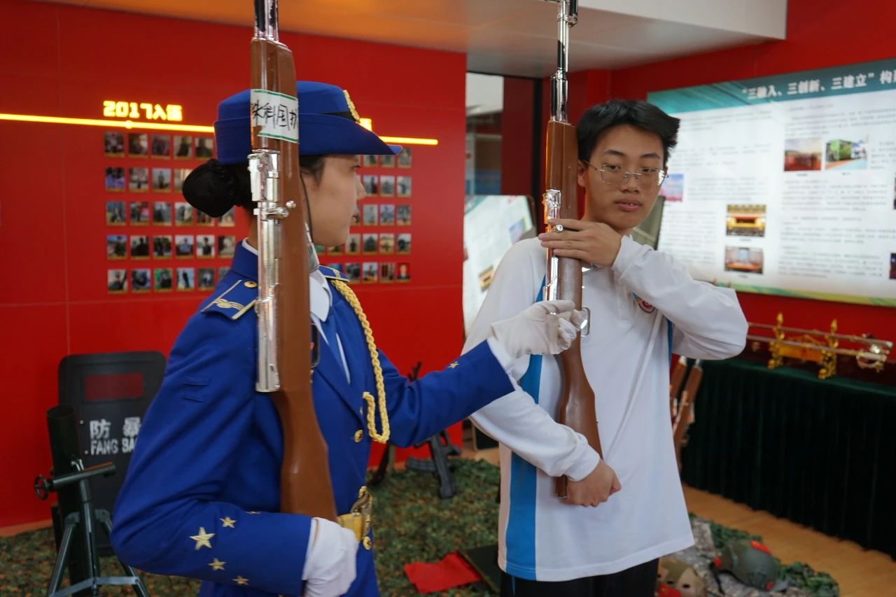 国旗护卫队讲解升旗仪式1.jpg