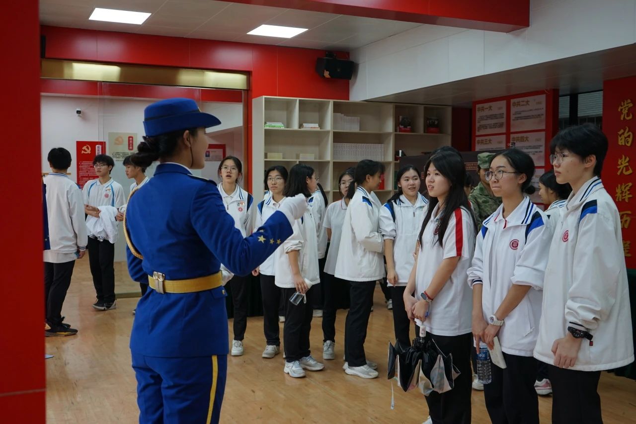退役大学生士兵进行征兵政策介绍2.jpg