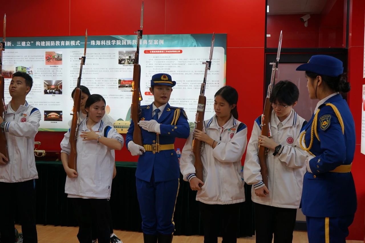 国旗护卫队讲解升旗仪式.jpg