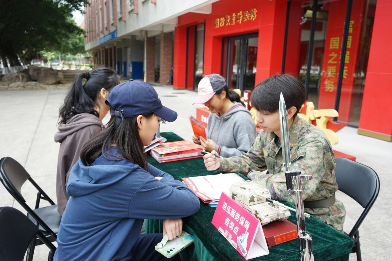 退役大学生士兵进行征兵政策介绍1.jpg
