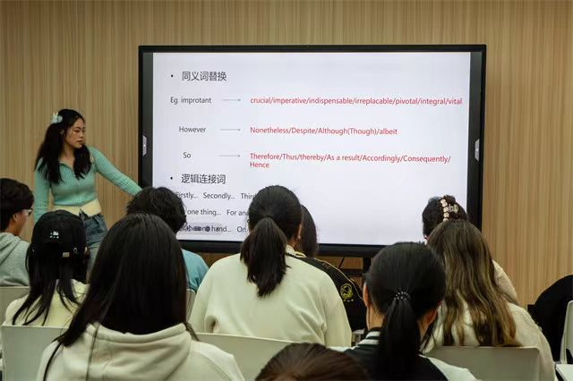 同学们认真听讲.png