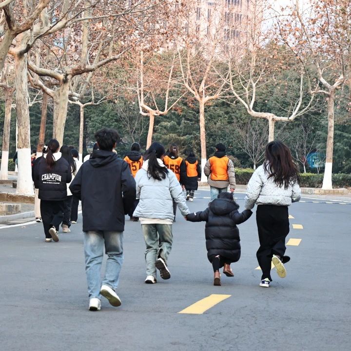 他们用脚步丈量校园
相互鼓励 结伴前行