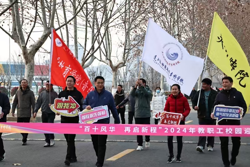 鸣笛一声
师生们有序出发
一起奔向这场青春赛事