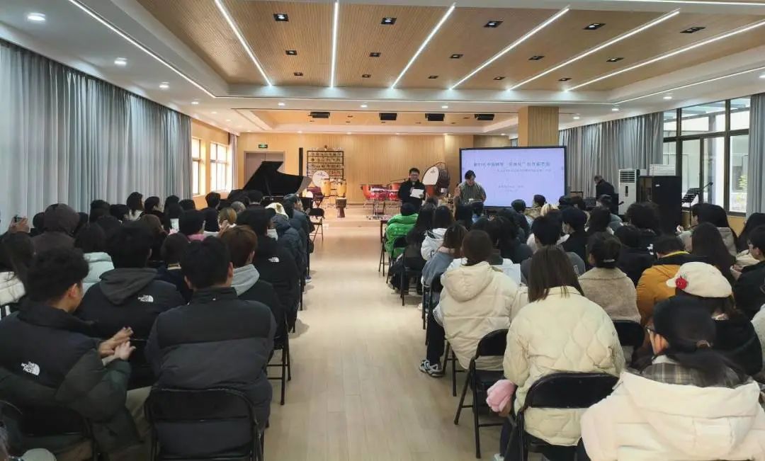 “新时代中国钢琴‘民族化’创作新思路”,由首都师范大学音乐学院周琴教授讲解。她界定了新时代中国钢琴音乐“民族化”的概念,并详细阐述了西方钢琴音乐民族化、中国钢琴音乐民族化、地域风格民族化、美学民族化及作曲技巧民族化等多个方面的探索与发展。并以《改革开放以来的中国钢琴作品选辑》这部教材中《多彩重奏》《童心逐梦》《国粹飘香》《人文情致》《音韵格律》五部曲集为例,详细分析了中国钢琴音乐创作的新思路。