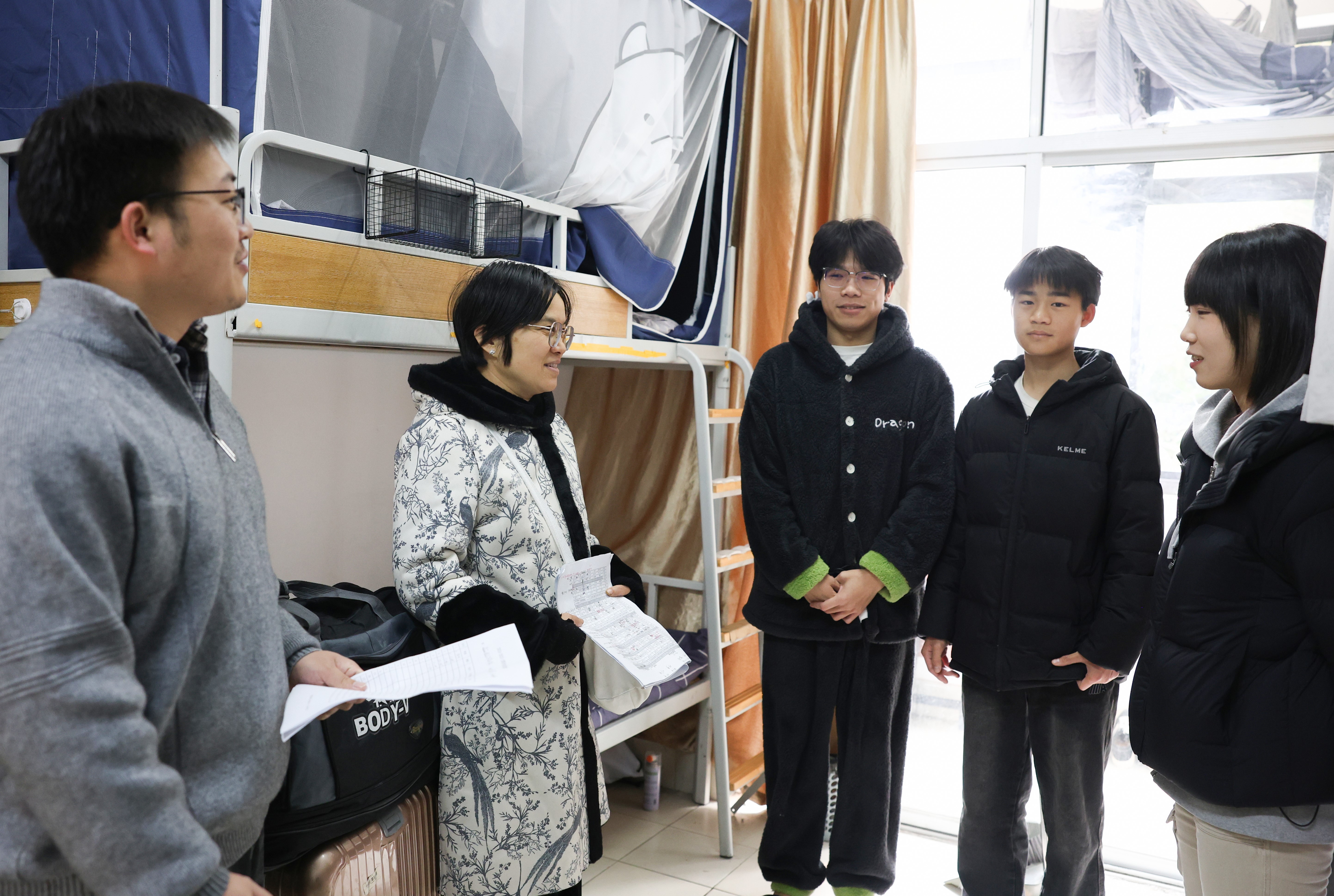 辅导员进宿舍关心关爱学生.jpg
