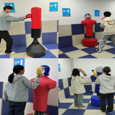 心理宣泄室进行活动