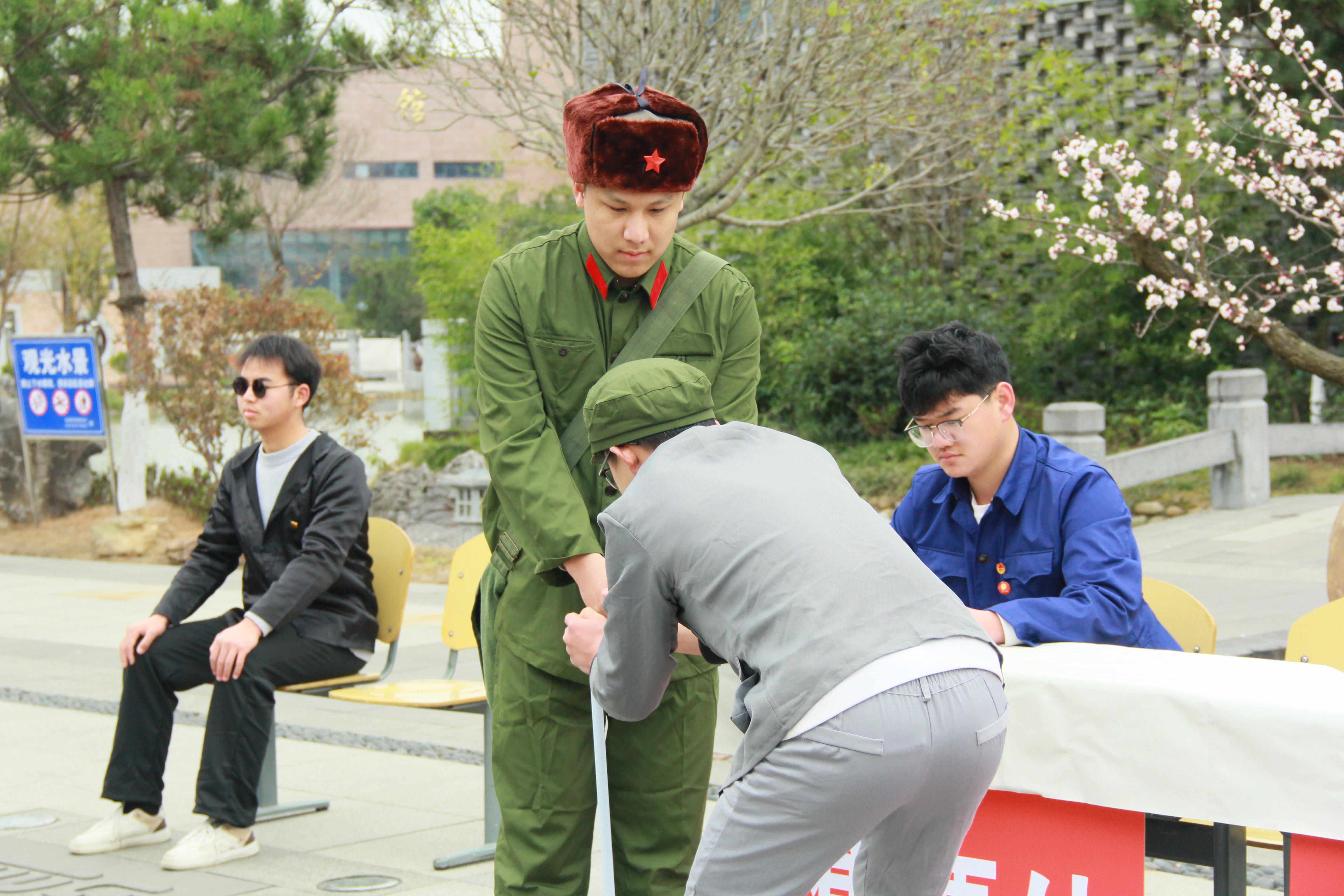 3雷锋事迹表演.png