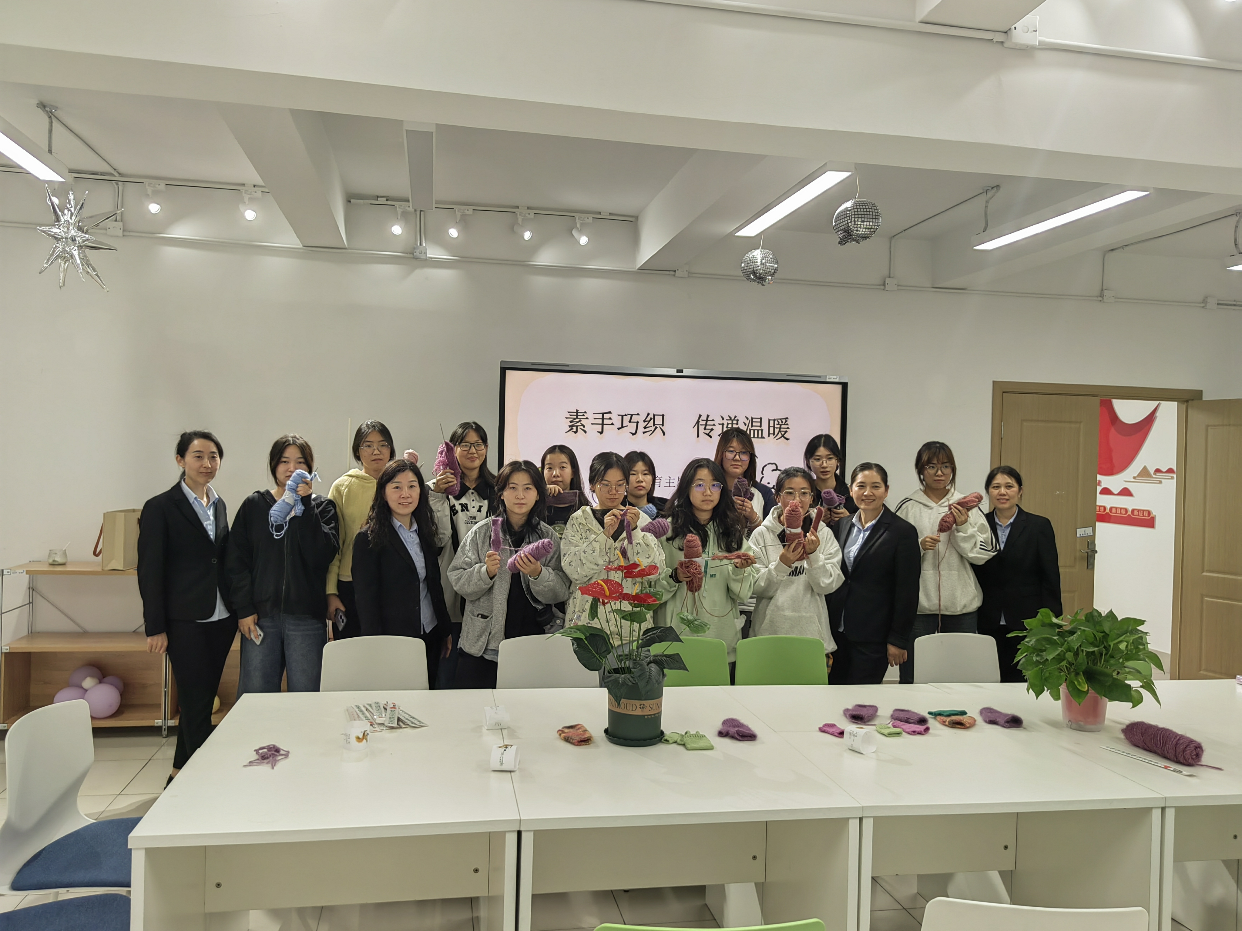 素手巧织 传递温暖——资产经营公司党总支第二支部与护理学院学生社区功能型党支部开展劳动教育活动.jpg