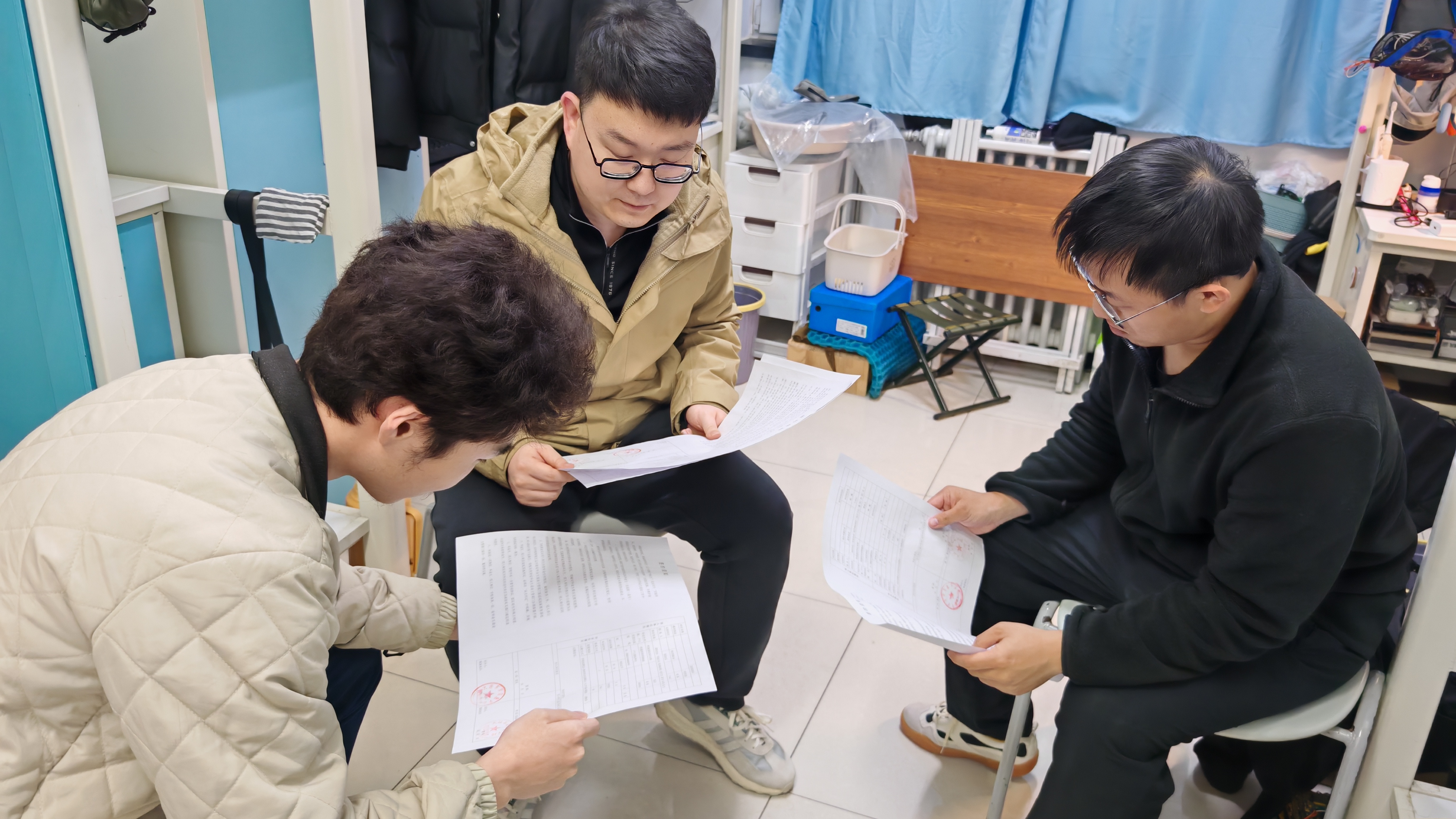 邢聪慧走访寝室过程中给学生讲解就业协议填写要求1.jpg