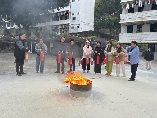 灭火器实操演练现场.jpeg