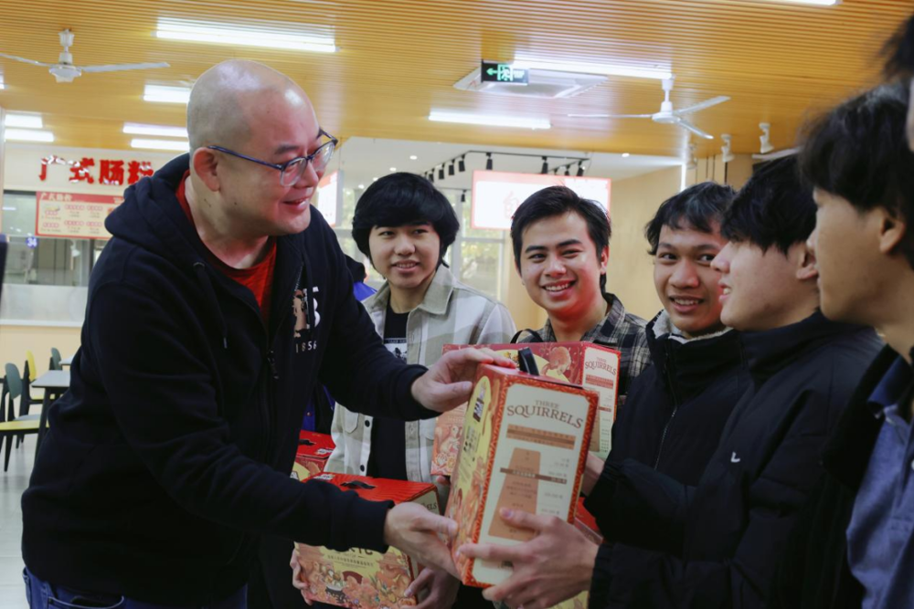 瞿凡为留校国际学生发放春节慰问品.png