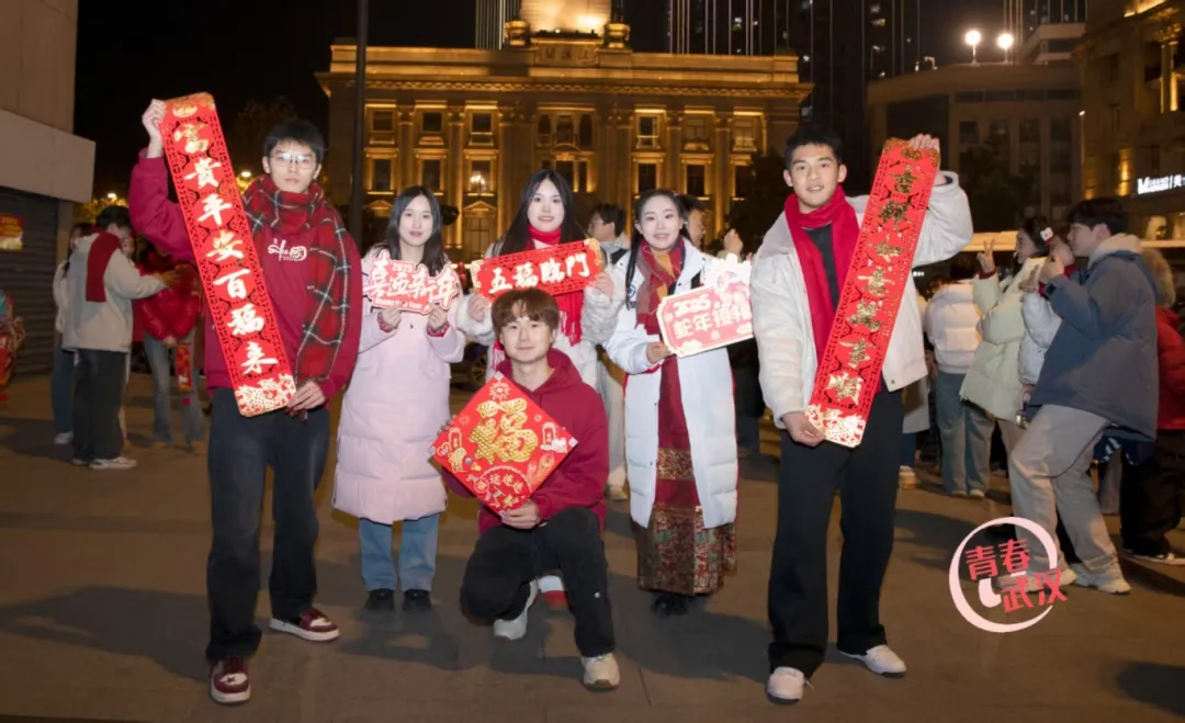 青春志愿行—财经学院志愿者在春晚武汉分会场祝贺新春