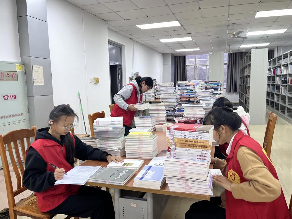 志愿者核对书籍信息并入库.jpg