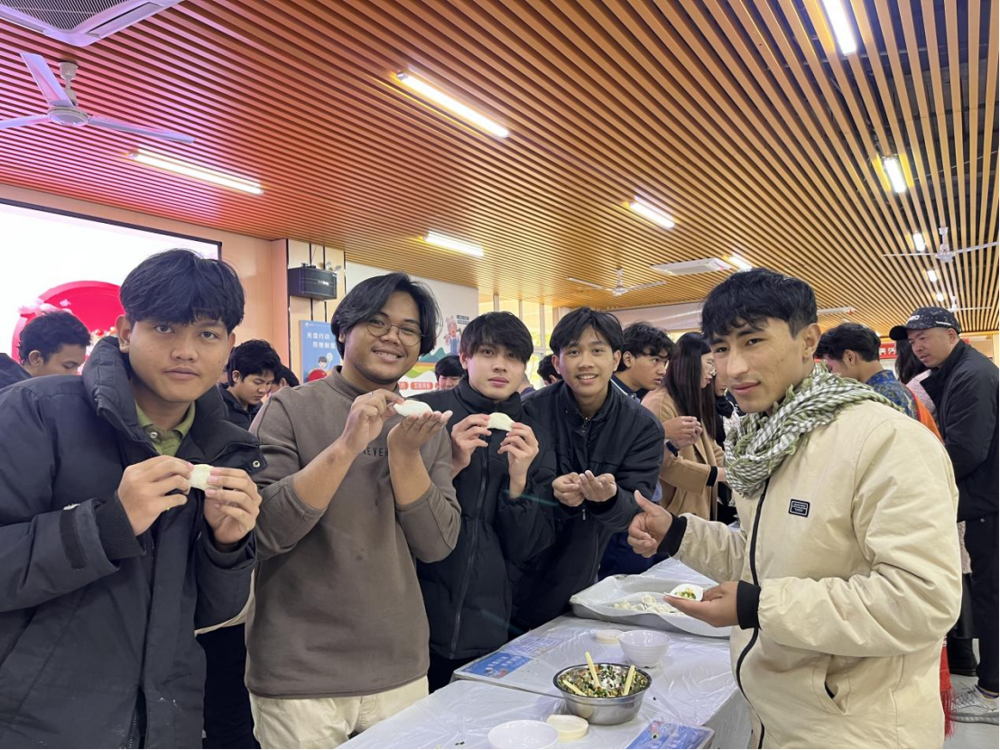 学生们包饺子并乐在其中.png